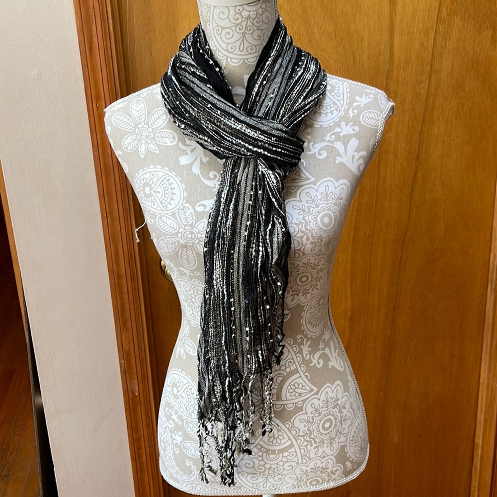NWOT lightweight fringed scarf